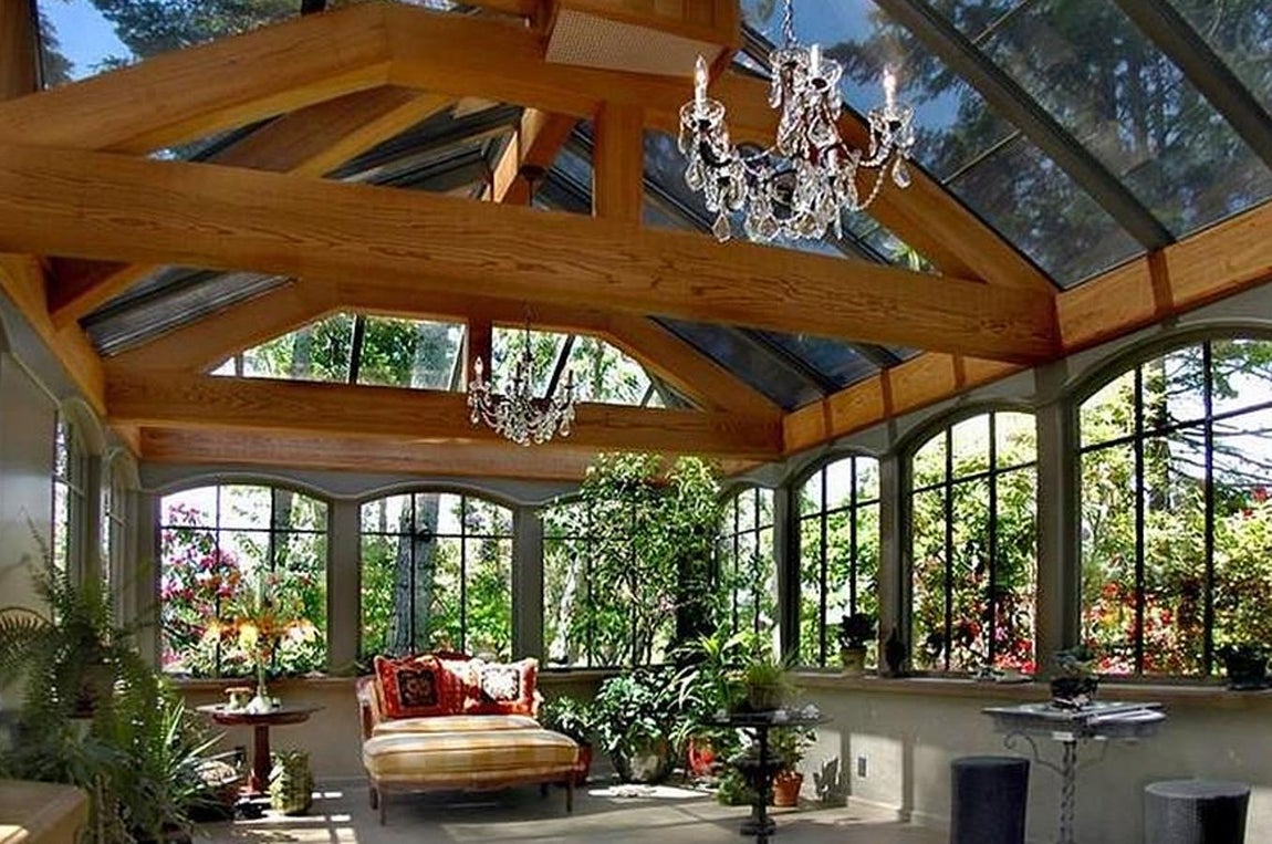 Navidad de lujo en Canadá. La vivienda principal pertenece a un oligarca ruso que la arrienda por temporadas a través de Sotheby's Real Estate. El millonario apenas tiene tiempo para disfrutar su paraíso canadiense, en el que ha vertido varios cobertizos e invernaderos que convierten el lugar en un espacio perfecto para disfrutar en familia