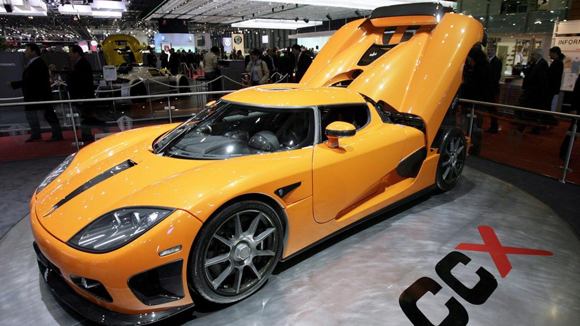 Koenigsegg CCX. Koenigsegg Automotive es una creación de Christian von Koenigsegg, cuyo taller sueco ha estado construyendo "hypercars" muy eficaces y de una originalidad e innovación sobresaliente durante el último cuarto de siglo. Si bien los primeros modelos solo eran legales en la calle en mercados limitados (y se construyeron en cantidades extremadamente limitadas), CCX de 2006 marcó el primer intento del fabricante de automóviles de cumplir con los estándares globales de seguridad y emisiones.