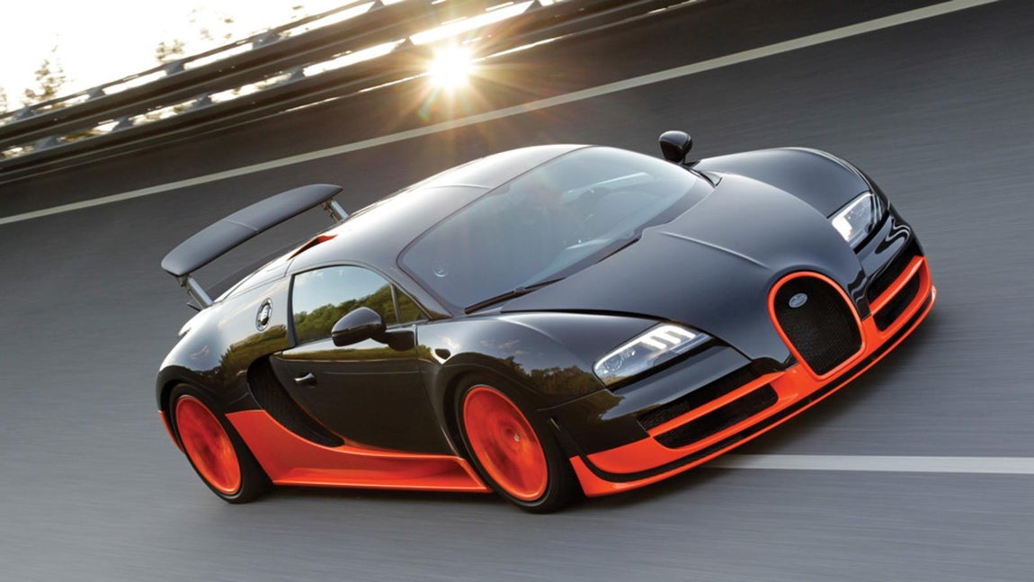 Bugatti Veyron Super Sport. La firma histórica de lujo francesa resucitó en 2005 para demostrar a sus nostálgicos que nunca iba a dejar de ser lo que fue. Un incono. Anunció sus intenciones con los quad-turbo twin-V8 que produjeron 1.200 caballos de fuerza. Avance rápido media década, y la versión Super Sport del Veyron rápidamente reclamó el título del Libro Guinness de los Récords en 2010 como el auto de producción más rápido del mundo con una carrera de 260 mph en la pista de pruebas de Volkswagen en Wolfsburg.El Veyron Super Sport ha sido eclipsado por el Bugatti Chiron de 1,500 hp que, conducido por Andy Wallace, recientemente alcanzó 304 mph en las pruebas. Sin embargo, nadie puede olvidar el Veyron, la máquina que convirtió a la versión moderna de Bugatti en lo que es hoY
