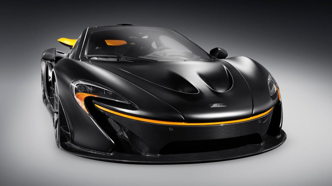 McLaren P1. McLaren P1, era un novato relativo en la escena. No es que el fabricante británico no se haya ganado un lugar en el panteón de los hipercoches con la legendaria F1 de la década de 1990, pero la larga ausencia hizo que construir este buque insignia fuera como empezar de cero. McLaren utilizó una construcción avanzada de fibra de carbono basada en sus ofertas menores y más accesibles (relativamente), pero el mejor perro P1 reclamó un grito de 903 hp y un chasis notablemente liviano, lo que lo convirtió en un competidor más que digno contra el establecimiento de superdeportivos de la época