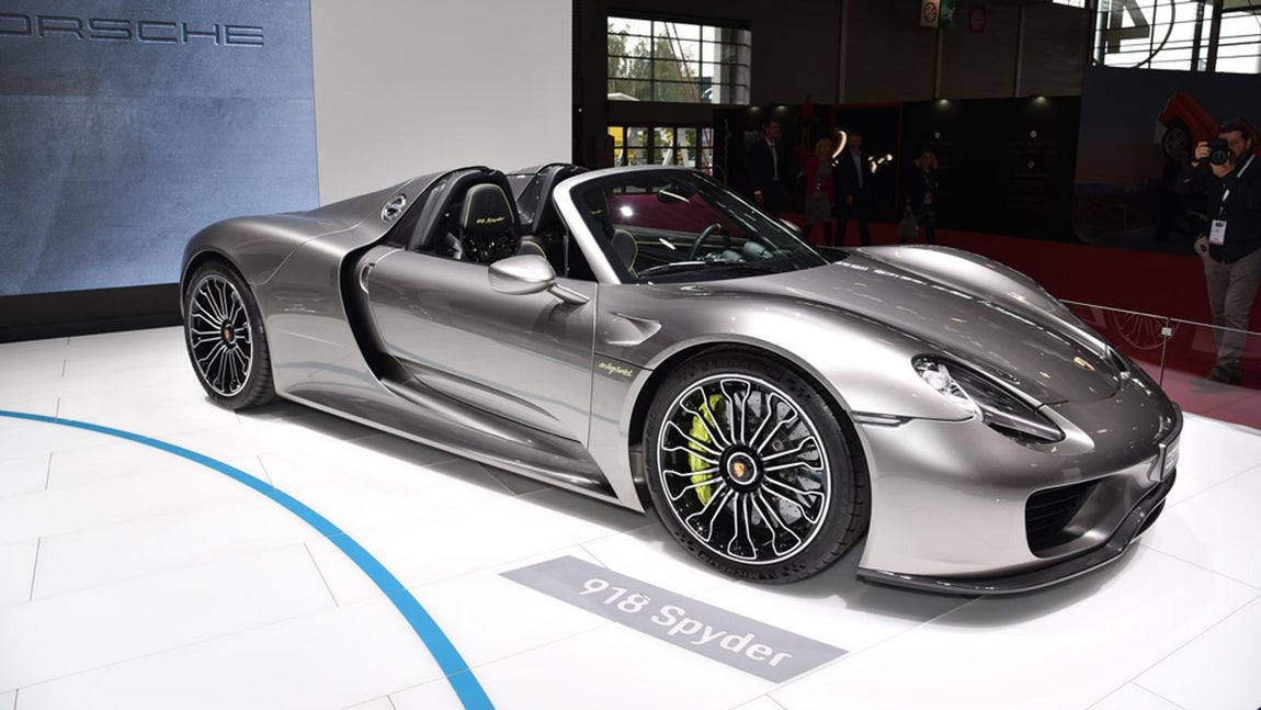 Porsche 918 Spyder. demostrando el potencial de la tecnología híbrida enchufable en la estratosfera de los superdeportivos. Un V-8 de 4.6 litros y aspiración natural obtuvo potencia adicional de dos motores eléctricos. Sigue siendo un automóvil de colección muy deseable a día de hoy