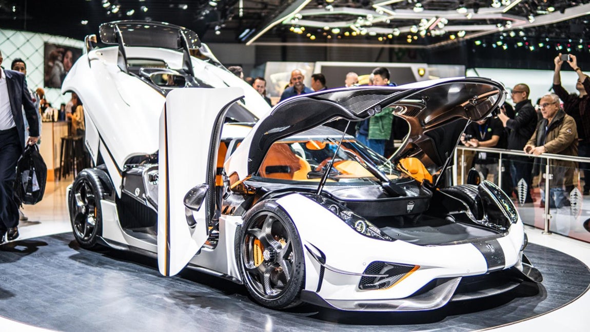Koenigsegg Regera. Sin embargo, el Regera funciona con potencia híbrida que combina tres motores eléctricos con un V-8 de 5 litros. La configuración del tren de fuerza, en total, produce la asombrosa cifra de 1.700 hp, todo lo cual da un giro total y maravilloso a la imagen de los suecos como modelos de autocontrol