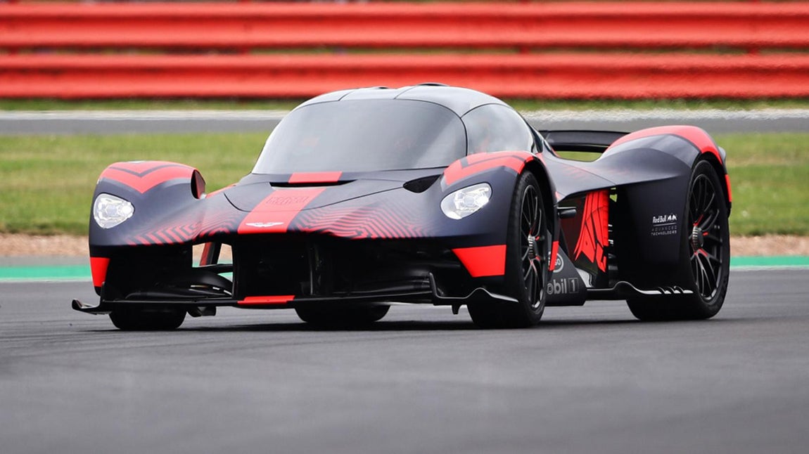 Aston Martin Valkyrie. Cuando el hipercar Valkyrie de Aston Martin salga de la línea a principios del próximo año, establecerá un nuevo punto de referencia para el rendimiento de los autos de producción legal en la calle. Es lo que sucede cuando se atornilla un V-12 de 6.5 litros. Su producción se limitará a 110 ejemplares