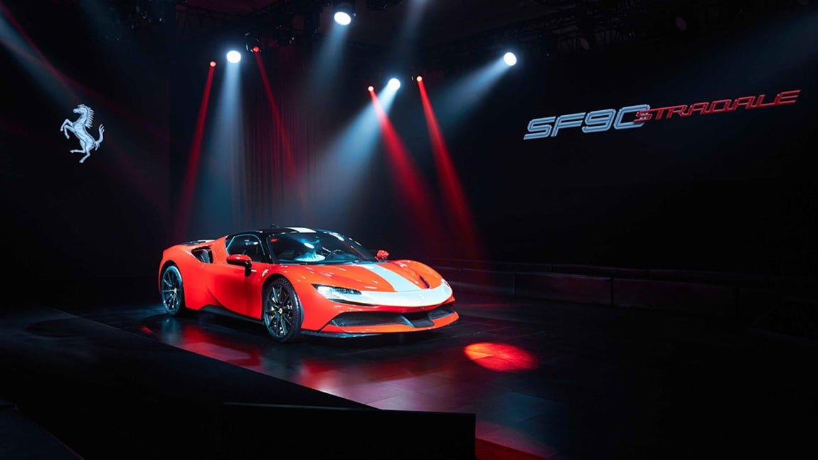 Ferrari SF90 Stradale. Considerado como un homenaje a la máquina SF90 de Fórmula 1 de Ferrari, el SF90 Stradale es un hipercoche descarado que cuenta con 1,000 hp de tres motores eléctricos y un V-8 de doble turbo