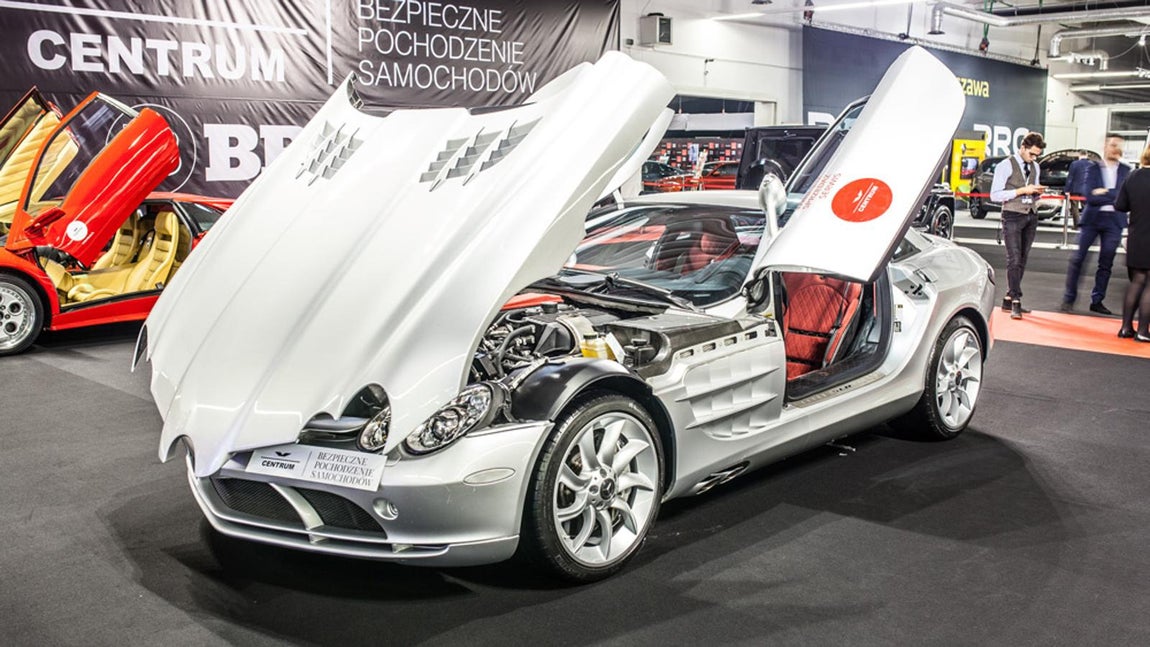 Mercedes-Benz SLR McLaren. Aunque nunca recibió la atención de sus rivales de superdeportivos, el corpulento SLR fue una mezcla novedosa entre el alemán Mercedes-Benz y el británico McLaren, antes de que este último se convirtiera en un nombre familiar. El gran GT fue desarrollado conjuntamente por ambas compañías y fabricado en la fábrica de McLaren en Woking, Inglaterra. La carrera completa de 2.157 automóviles llegó a su fin en 2010 cuando fue reemplazado por el SLS AMG menos enrarecido ese año. La potencia provenía de un V-8 sobrealimentado de 5.4 litros