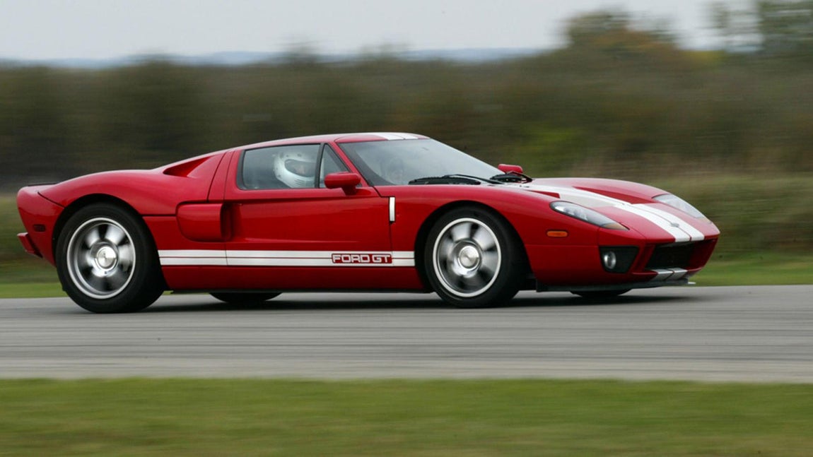 Ford GT 40. En 1966, el GT40 de Ford terminó 1-2-3 en las 24 Horas de Le Mans. Los primeros GT40 de grado de consumo salieron de las reglas de homologación que dictaban que los automóviles equivalentes que se construyeron junto a los corredores. Avancemos rápidamente hasta 2004, y Ford produjo un homenaje a sus famosas máquinas de competición denominándolo simplemente GT