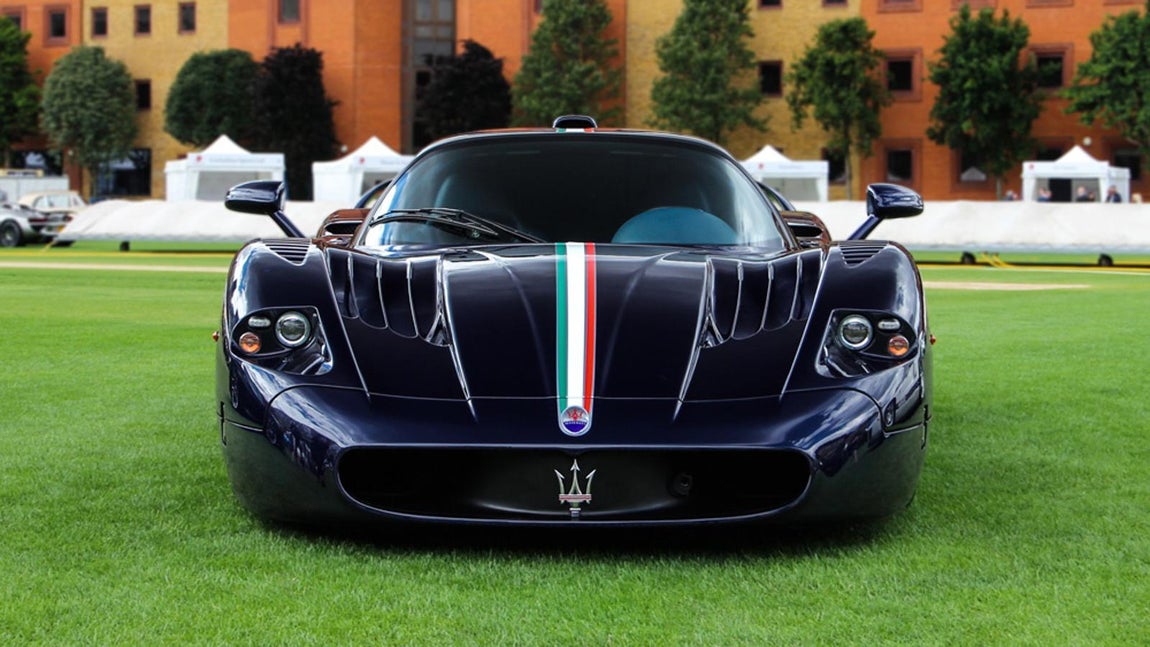 MC12 de Maserati. MC12 de Maserati fue construido con el expreso propósito de competir (y ganar) el Campeonato FIA GT. Se fabricaron un total de 25 automóviles para clientes en 2004, con otros 25 en 2005, cada uno con un precio de $ 670,541, y todos fueron vendidos previamente. Una docena final se produjo solo para competir.