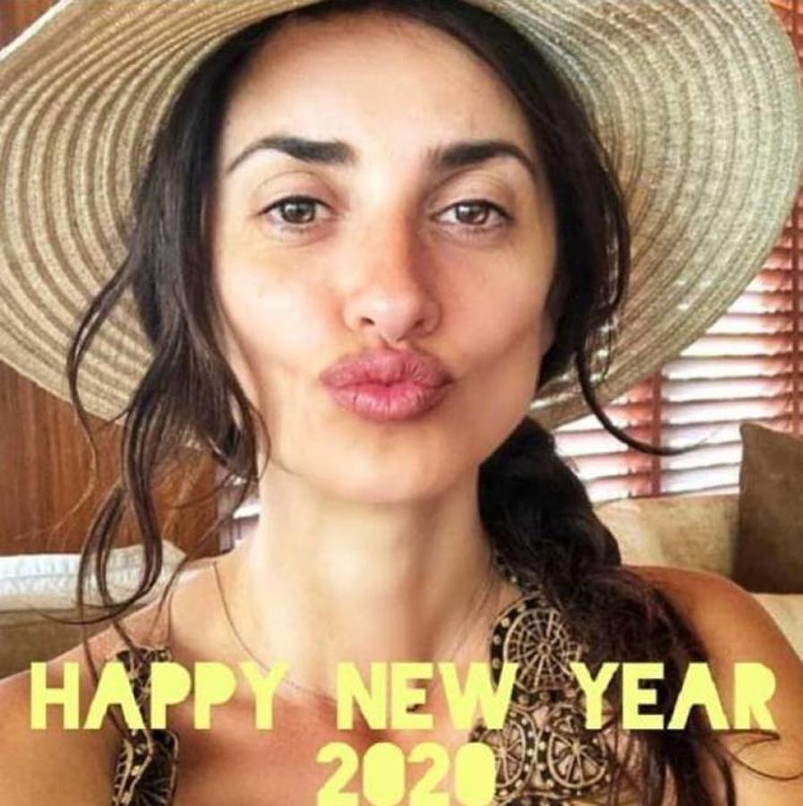 Penélope Cruz. Sin una gota de maquillaje, con sombrero y poniendo morritos, la actriz felicita el año nuevo