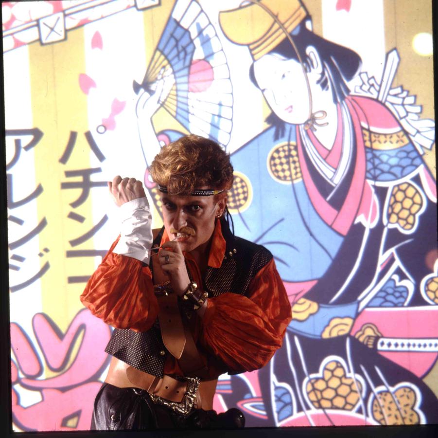 Los excéntricos estilismos de Tino Casal, en imágenes