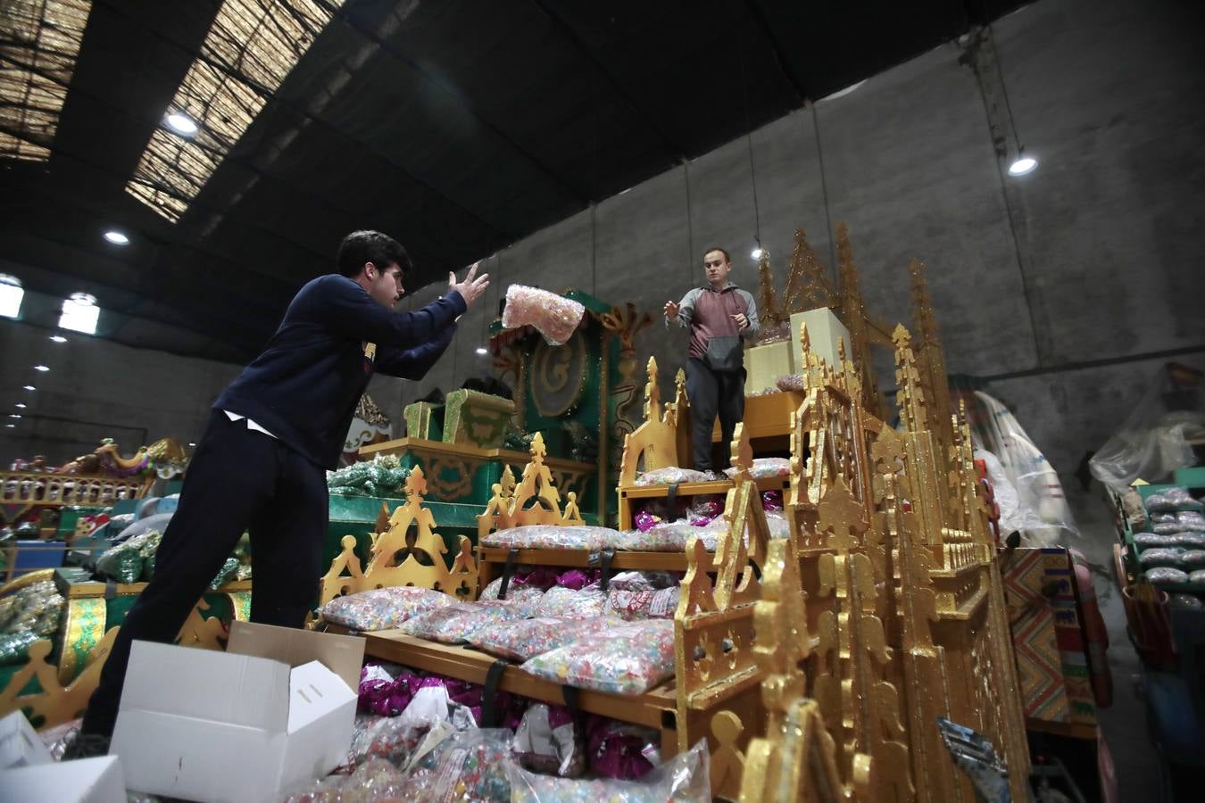 Ultimando los preparativos de las carrozas y cargándolas de caramelos