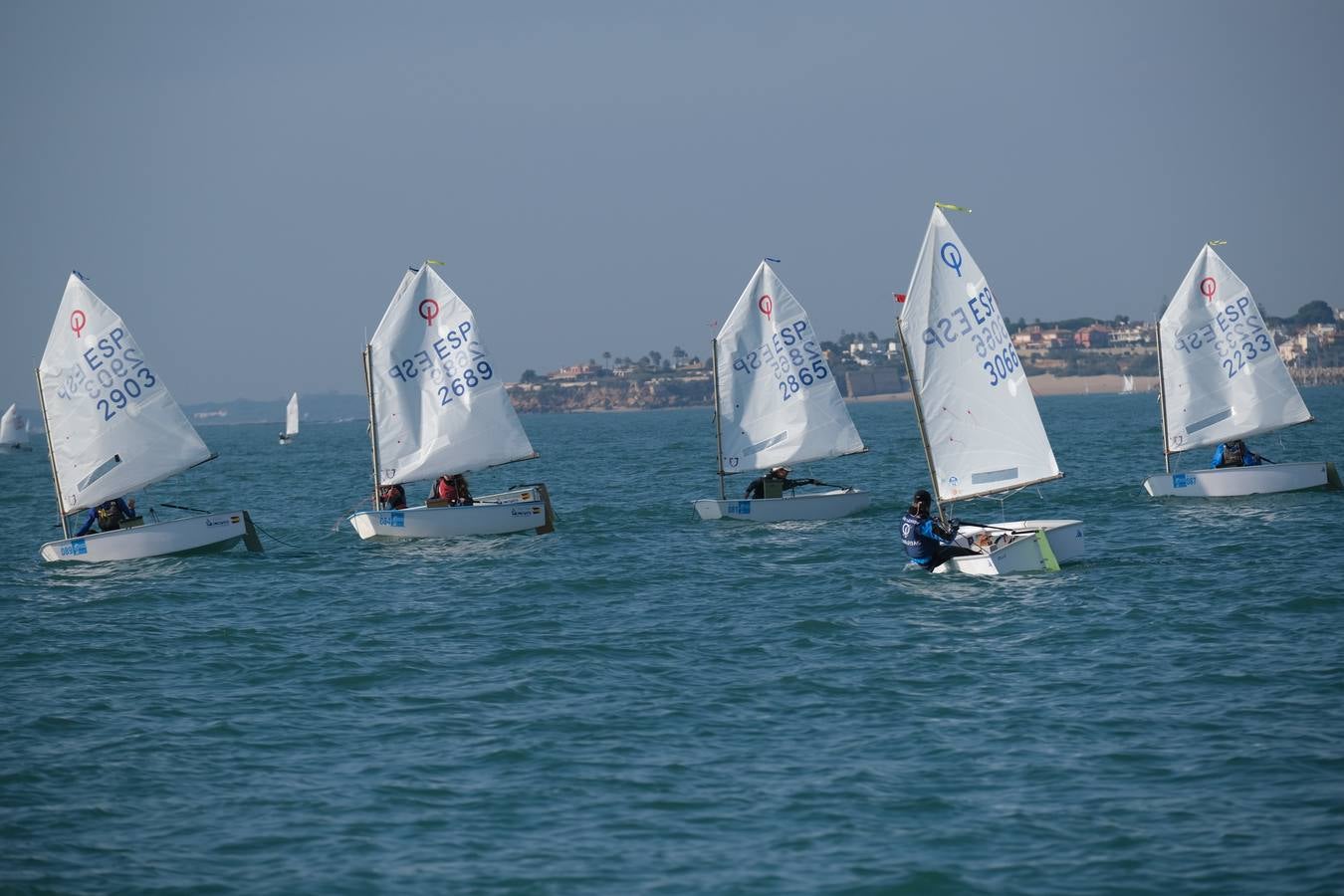 La falta de viento trunca el inicio de la VI Regata Ciudad de El Puerto