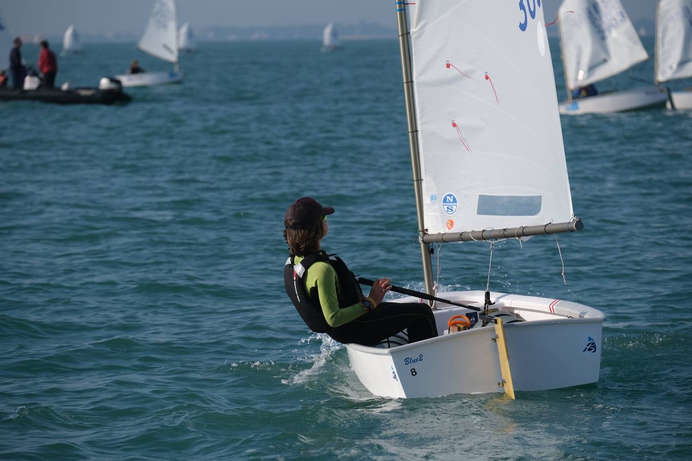 La falta de viento trunca el inicio de la VI Regata Ciudad de El Puerto