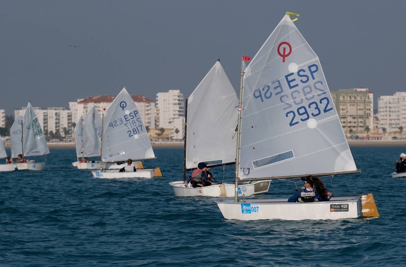 La falta de viento trunca el inicio de la VI Regata Ciudad de El Puerto