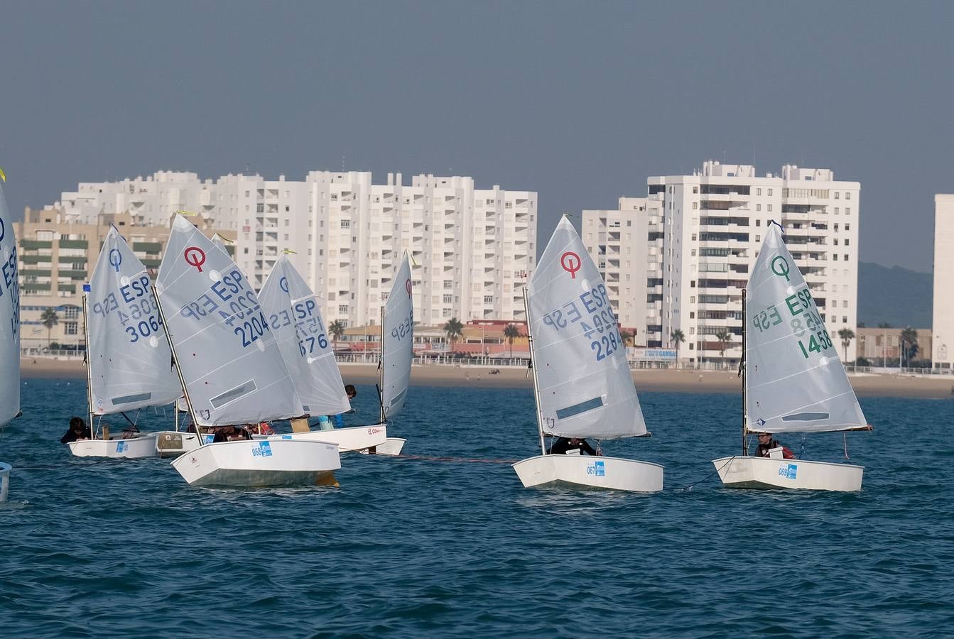 La falta de viento trunca el inicio de la VI Regata Ciudad de El Puerto