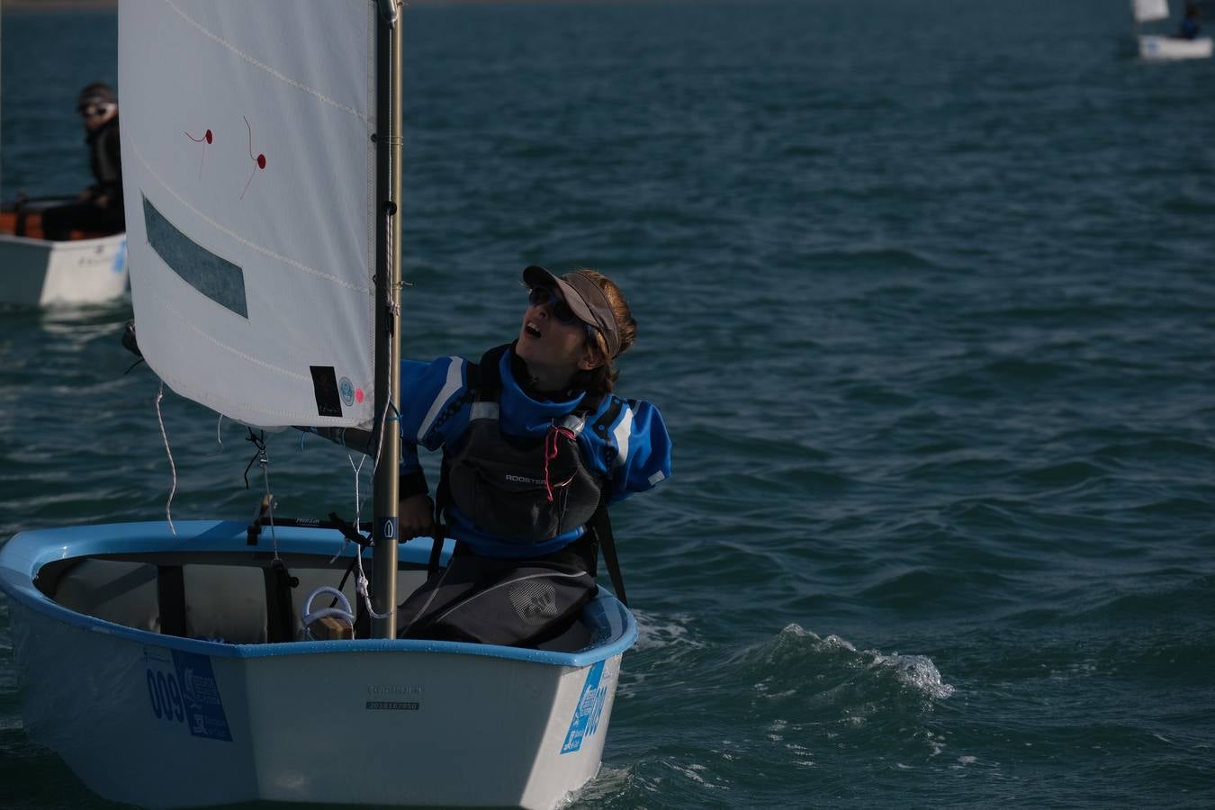 La falta de viento trunca el inicio de la VI Regata Ciudad de El Puerto