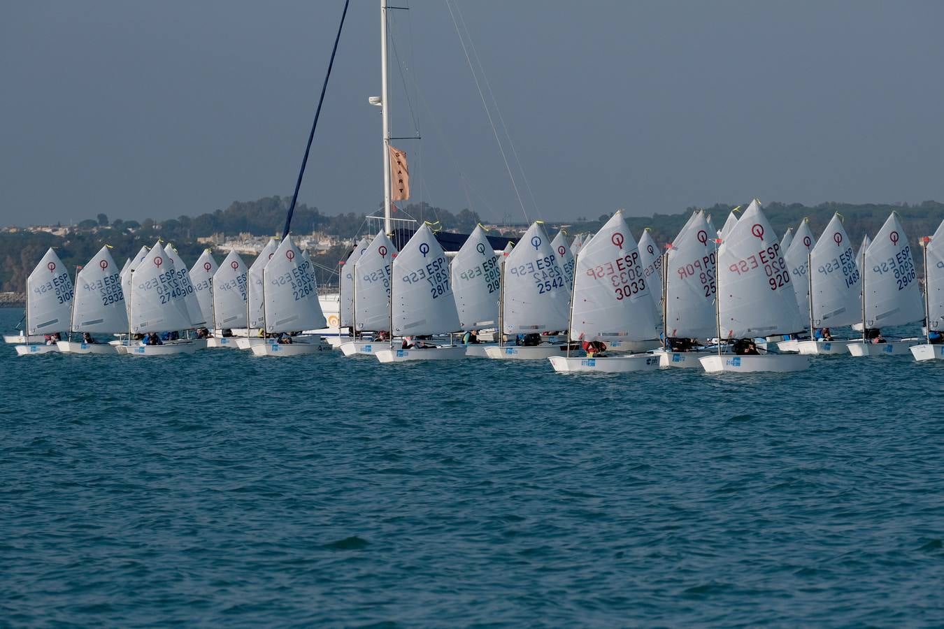 La falta de viento trunca el inicio de la VI Regata Ciudad de El Puerto