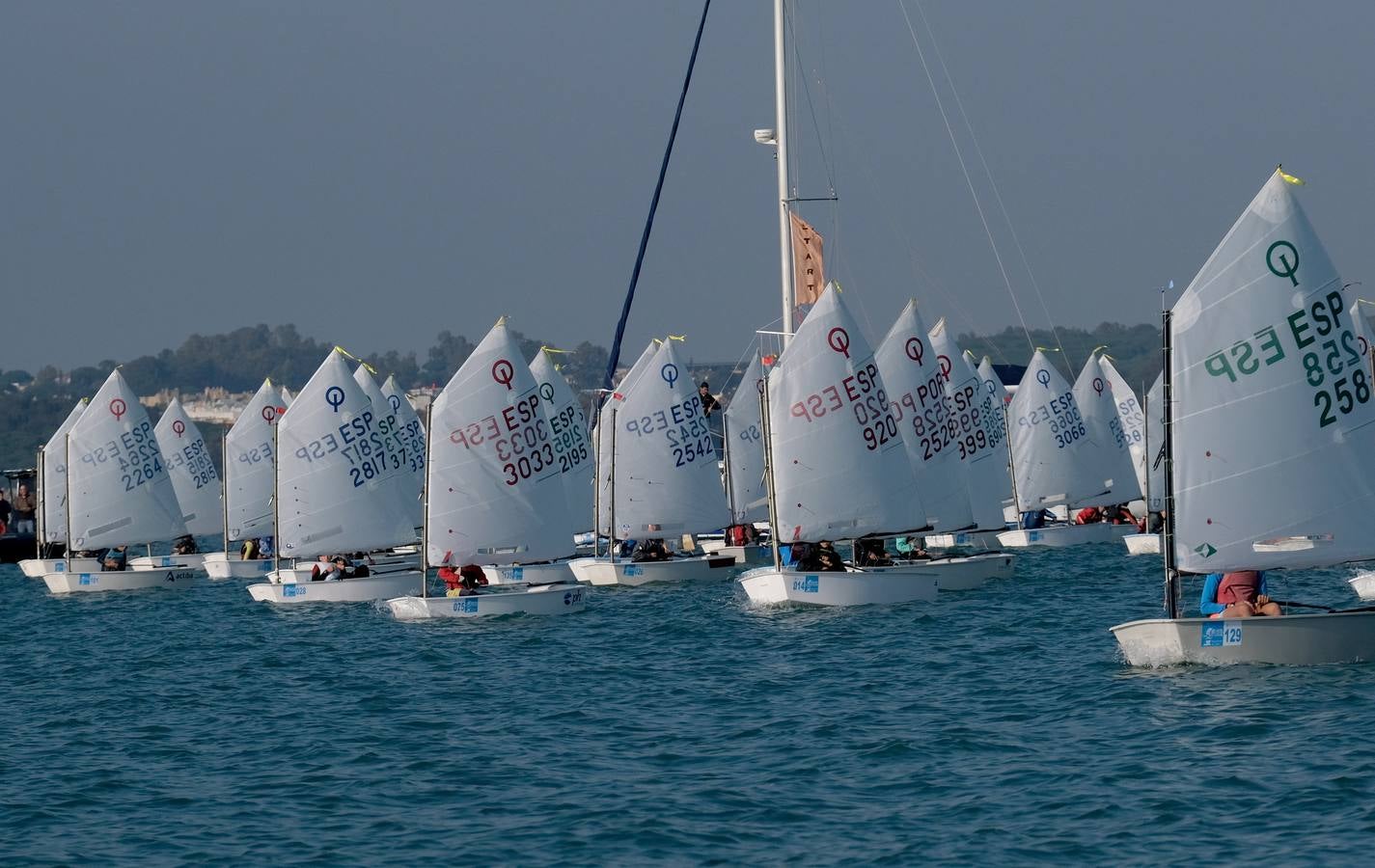 La falta de viento trunca el inicio de la VI Regata Ciudad de El Puerto