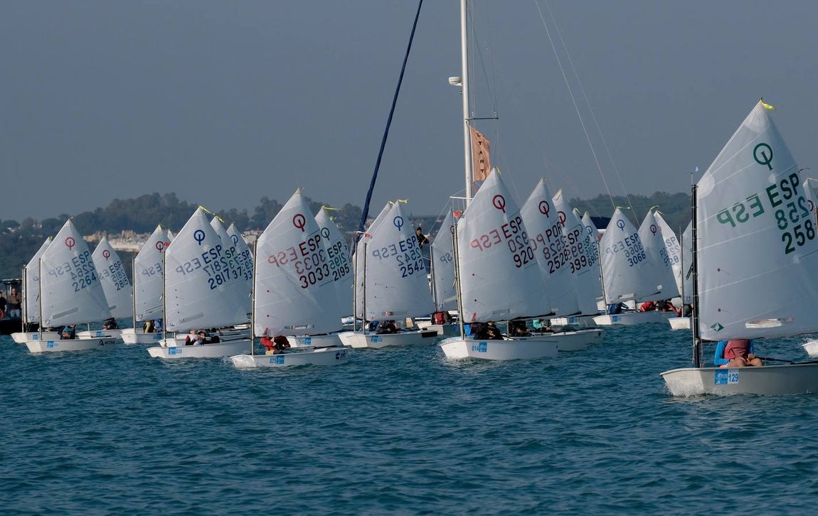La falta de viento trunca el inicio de la VI Regata Ciudad de El Puerto