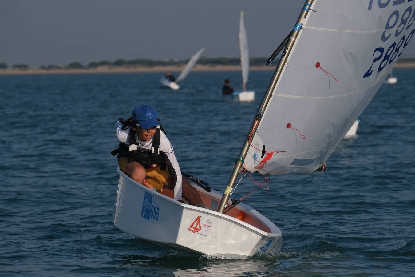 La falta de viento trunca el inicio de la VI Regata Ciudad de El Puerto