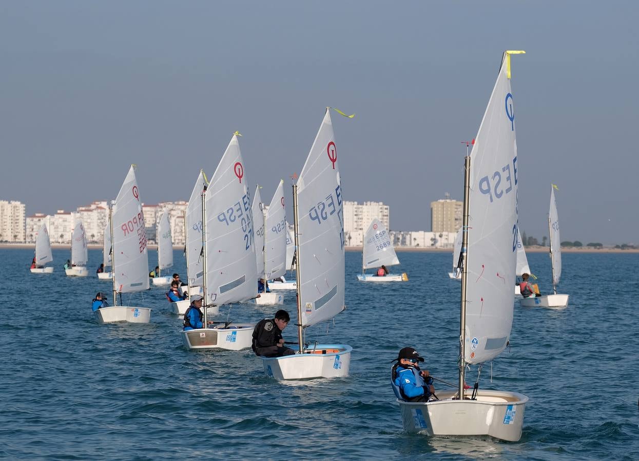 La falta de viento trunca el inicio de la VI Regata Ciudad de El Puerto