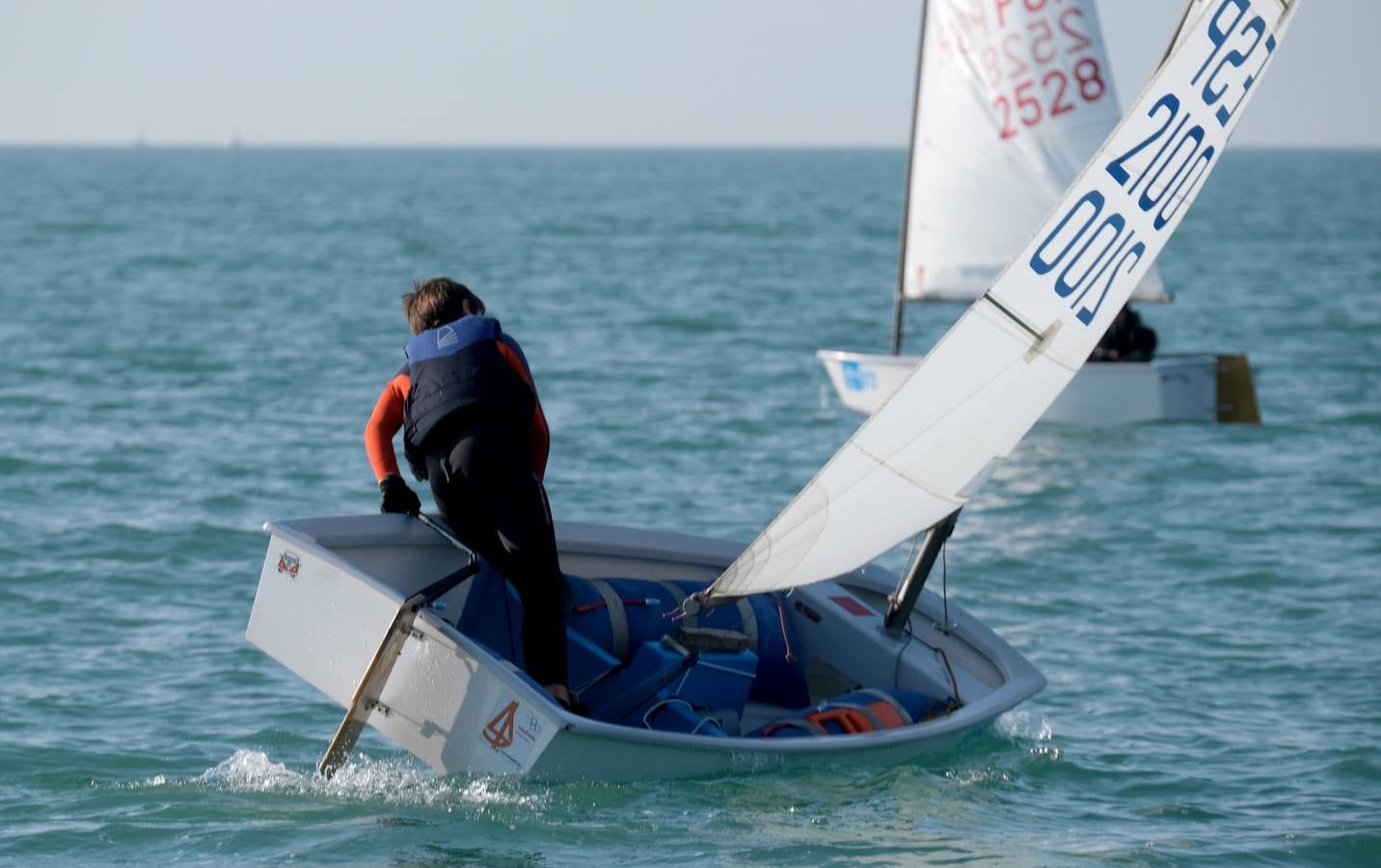 La falta de viento trunca el inicio de la VI Regata Ciudad de El Puerto