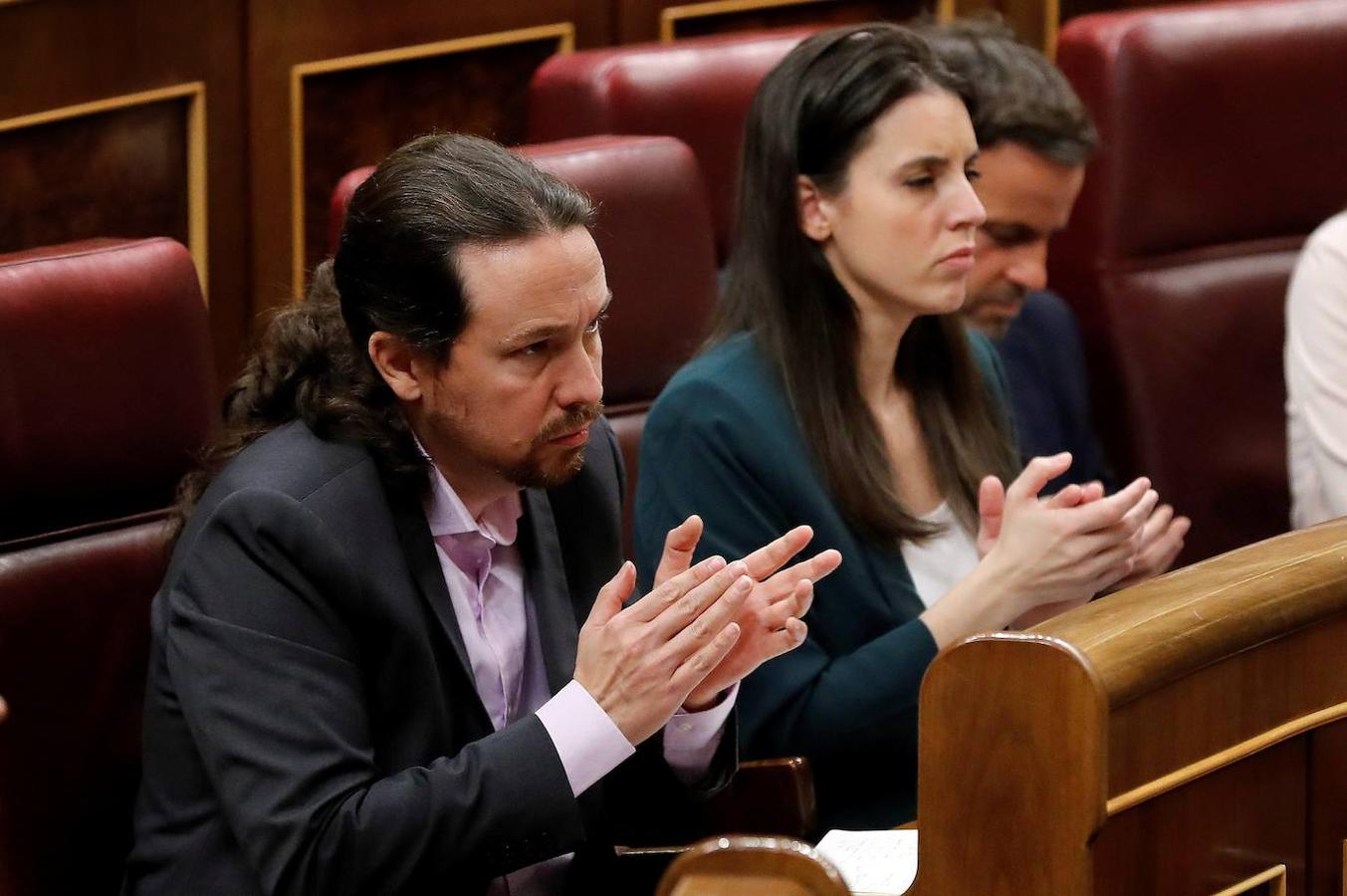 Las imágenes de la primera sesión de investidura. Los líderes de Unidas Podemos, Pablo Iglesias e Irene Montero, aplauden durante el discurso del candidato a la Presidencia del Gobierno, Pedro Sánchez, hoy sábado en el Congreso de los Diputados durante la primera jornada de la sesión de investidura.