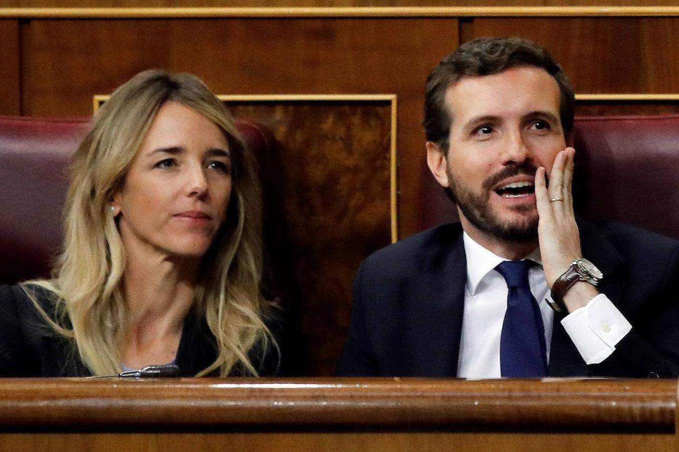 Las imágenes de la primera sesión de investidura. El presidente del PP, Pablo Casado, y su portavoz, Cayetana Álvarez de Toledo, escuchan el discurso del candidato a la Presidencia del Gobierno, Pedro Sánchez, hoy sábado en el Congreso de los Diputados durante la primera jornada de la sesión de investidura.