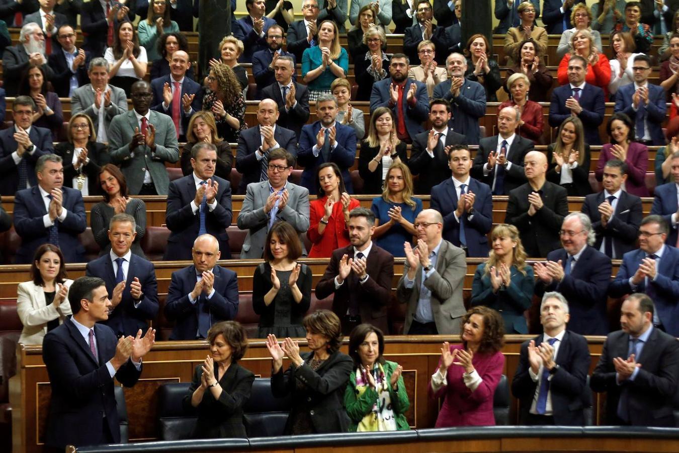 Las imágenes de la primera sesión de investidura. El candidato a la Presidencia del Gobierno, Pedro Sánchez (i), recibe el aplauso de sus compañeros de partido tras finalizar su discurso en el Congreso de los Diputados durante la primera jornada de la sesión de su investidura como presidente del Gobierno.