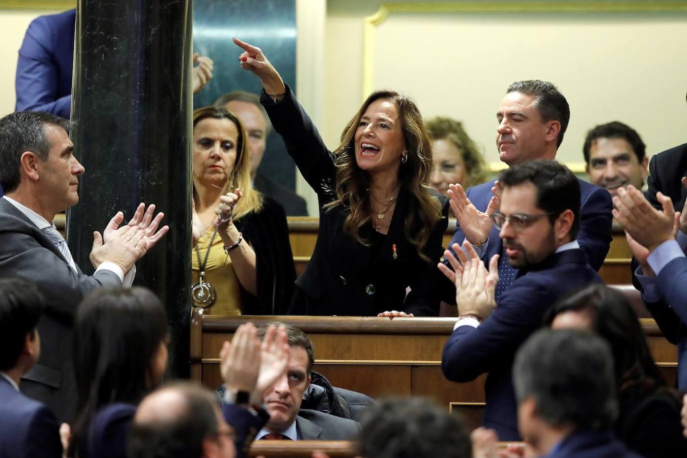 Las imágenes de la primera sesión de investidura. La diputada del PP, Teresa Jiménez Becerril, grita desde su escaño durante una de las intervenciones del candidato a la Presidencia del Gobierno, Pedro Sánchez, en el Congreso de los Diputados en la primera jornada de la sesión de investidura de Pedro Sánchez como presidente del Gobierno.