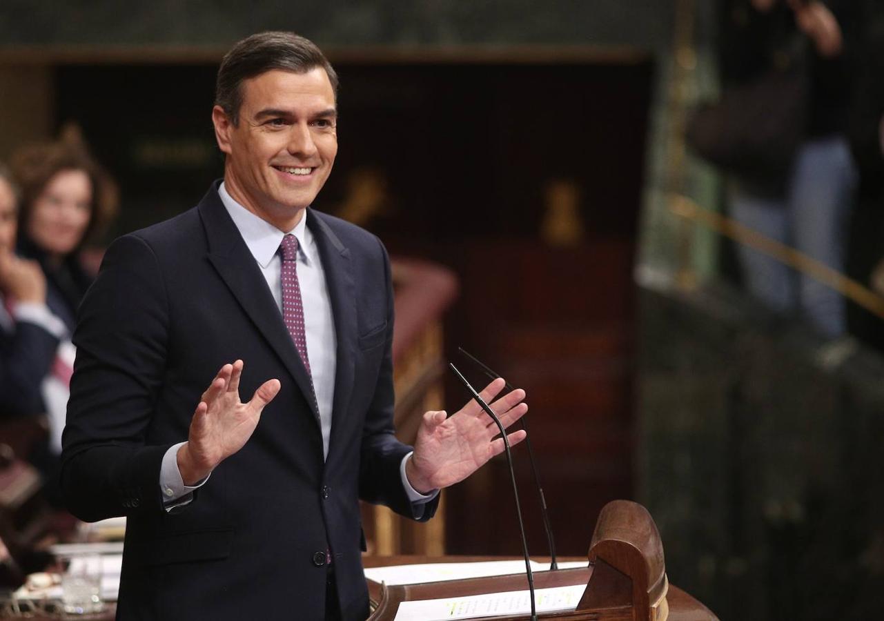 Las imágenes de la primera sesión de investidura. El presidente del Gobierno en funciones, Pedro Sánchez, da la réplica a la intervención del presidente del PP, durante la primera sesión de su debate de investidura en la XIV Legislatura en Madrid