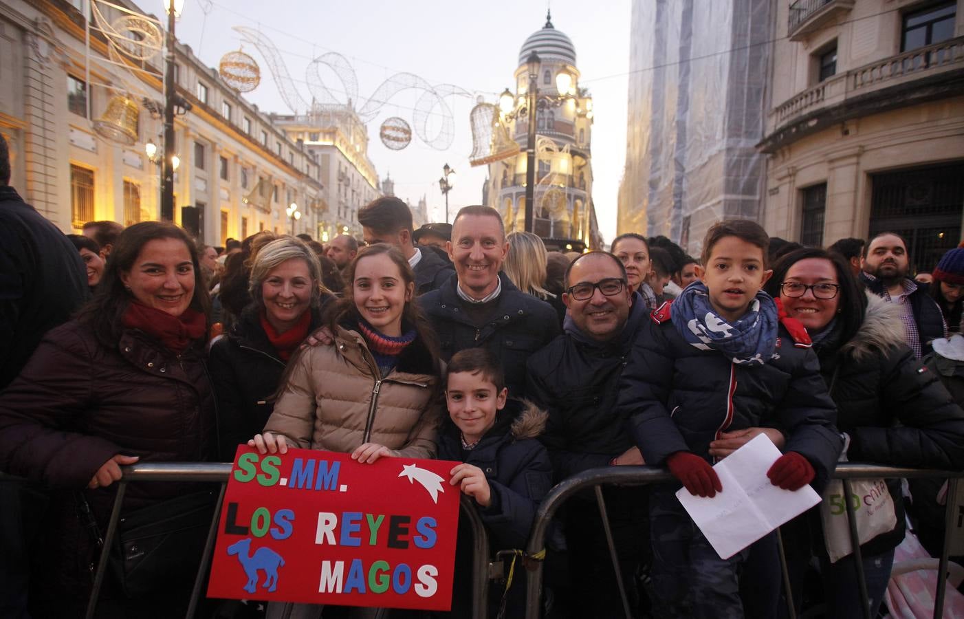 En imágenes, el Heraldo Real recorre las calles de Sevilla