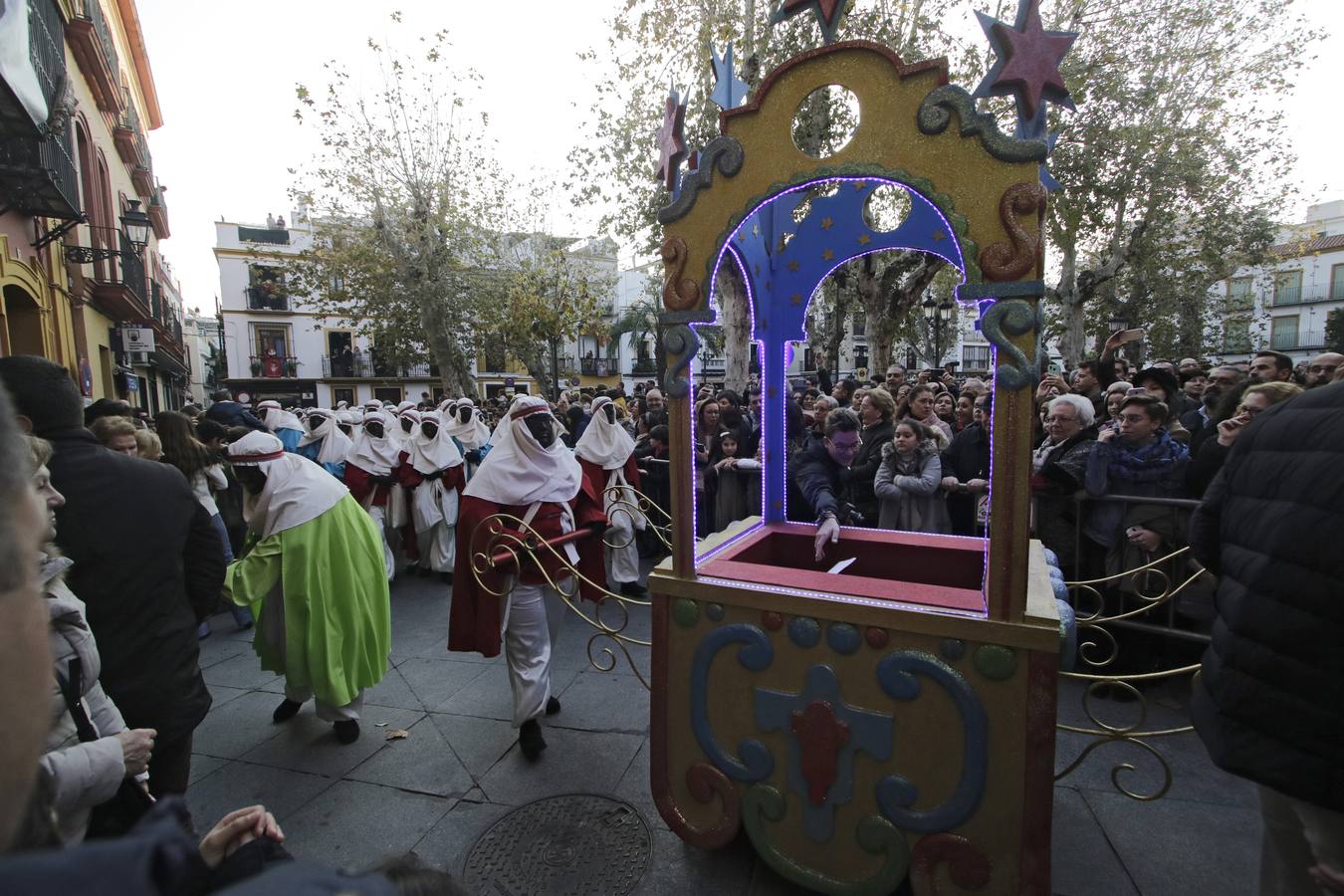 En imágenes, el Heraldo Real recorre las calles de Sevilla