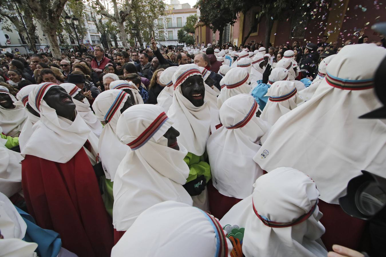 En imágenes, el Heraldo Real recorre las calles de Sevilla