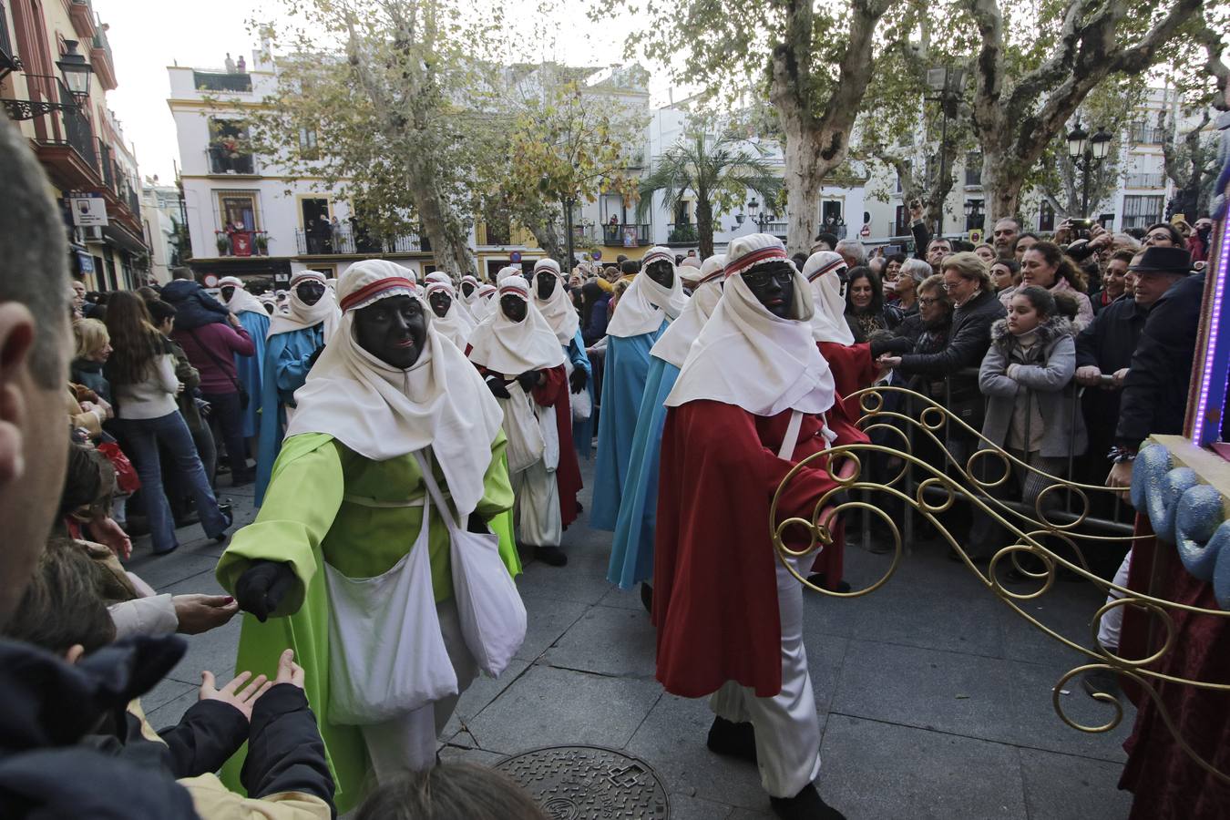 En imágenes, el Heraldo Real recorre las calles de Sevilla