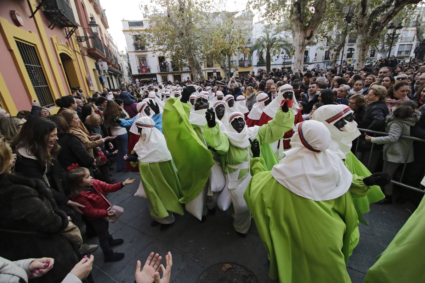 En imágenes, el Heraldo Real recorre las calles de Sevilla