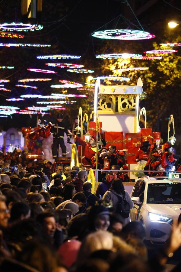 Las mejores imágenes de la Cabalgata de los Reyes Magos en Córdoba