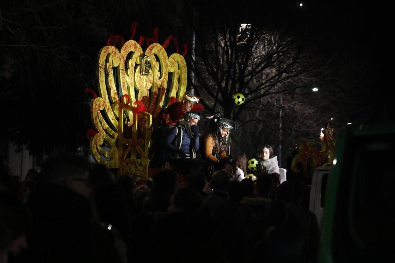 La Cabalgata de los Reyes en Ciudad Jardín de Córdoba, en imágenes