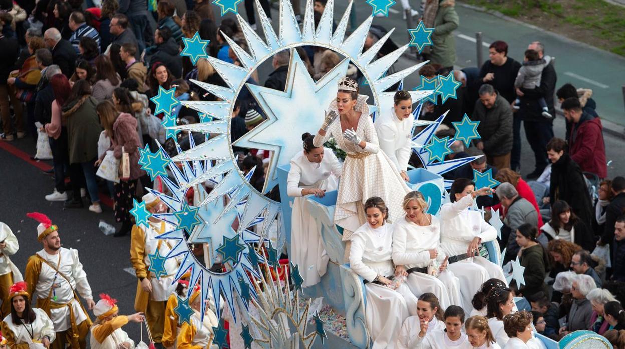 La Cabalgata de Reyes Magos de Sevilla a su paso por la Macarena, en imágenes