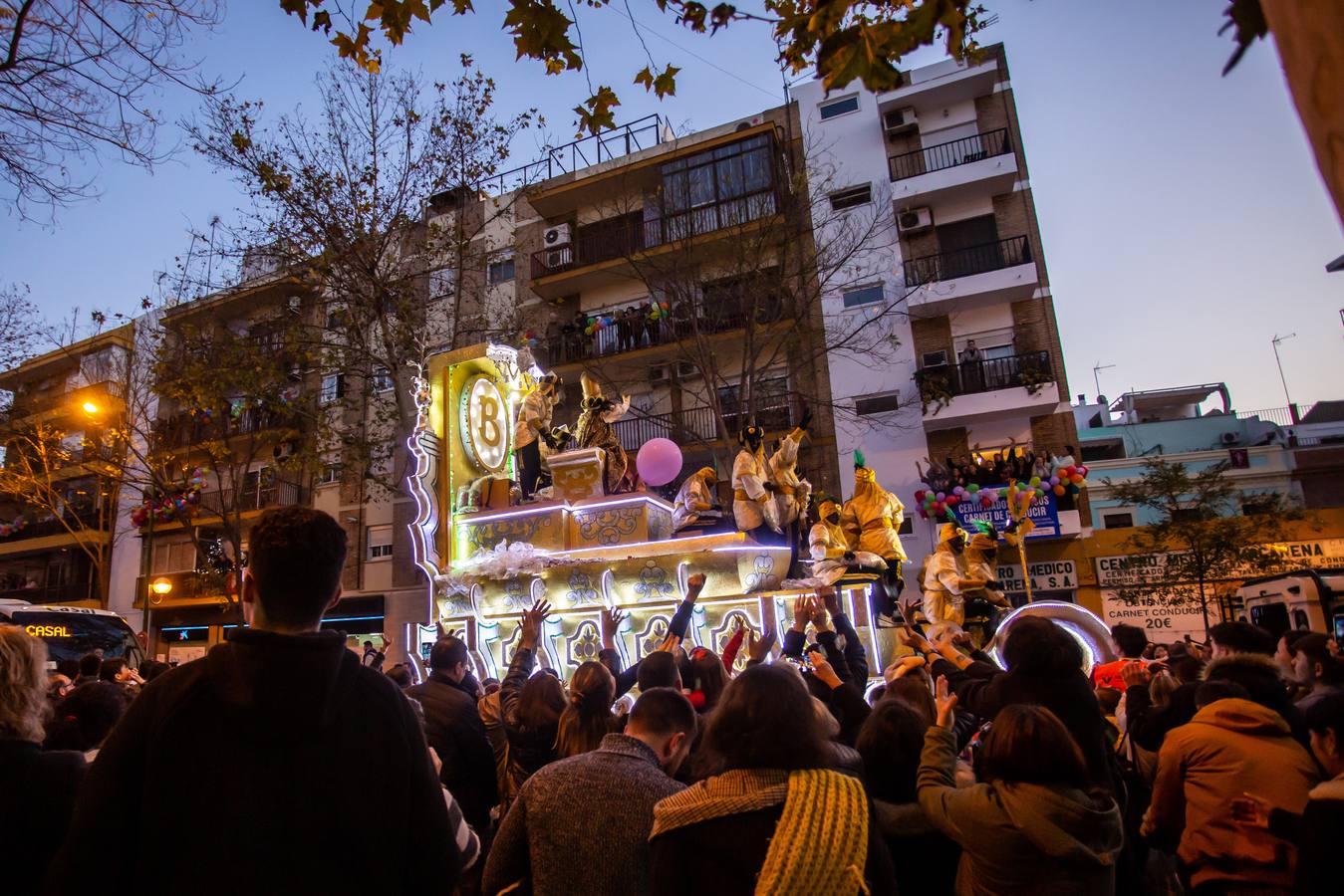 La Cabalgata de Reyes Magos de Sevilla a su paso por la Macarena, en imágenes