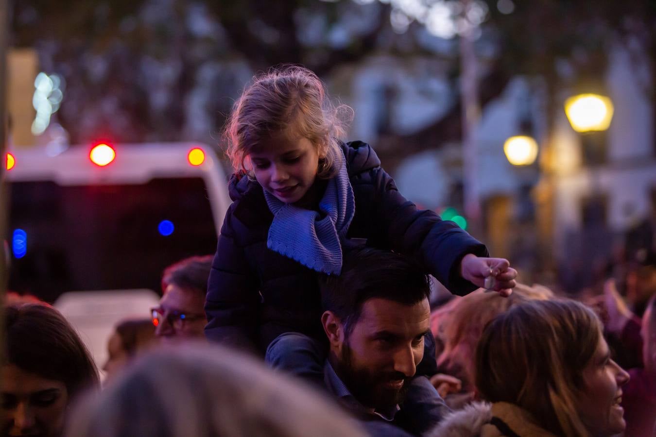 La Cabalgata de Reyes Magos de Sevilla a su paso por la Macarena, en imágenes