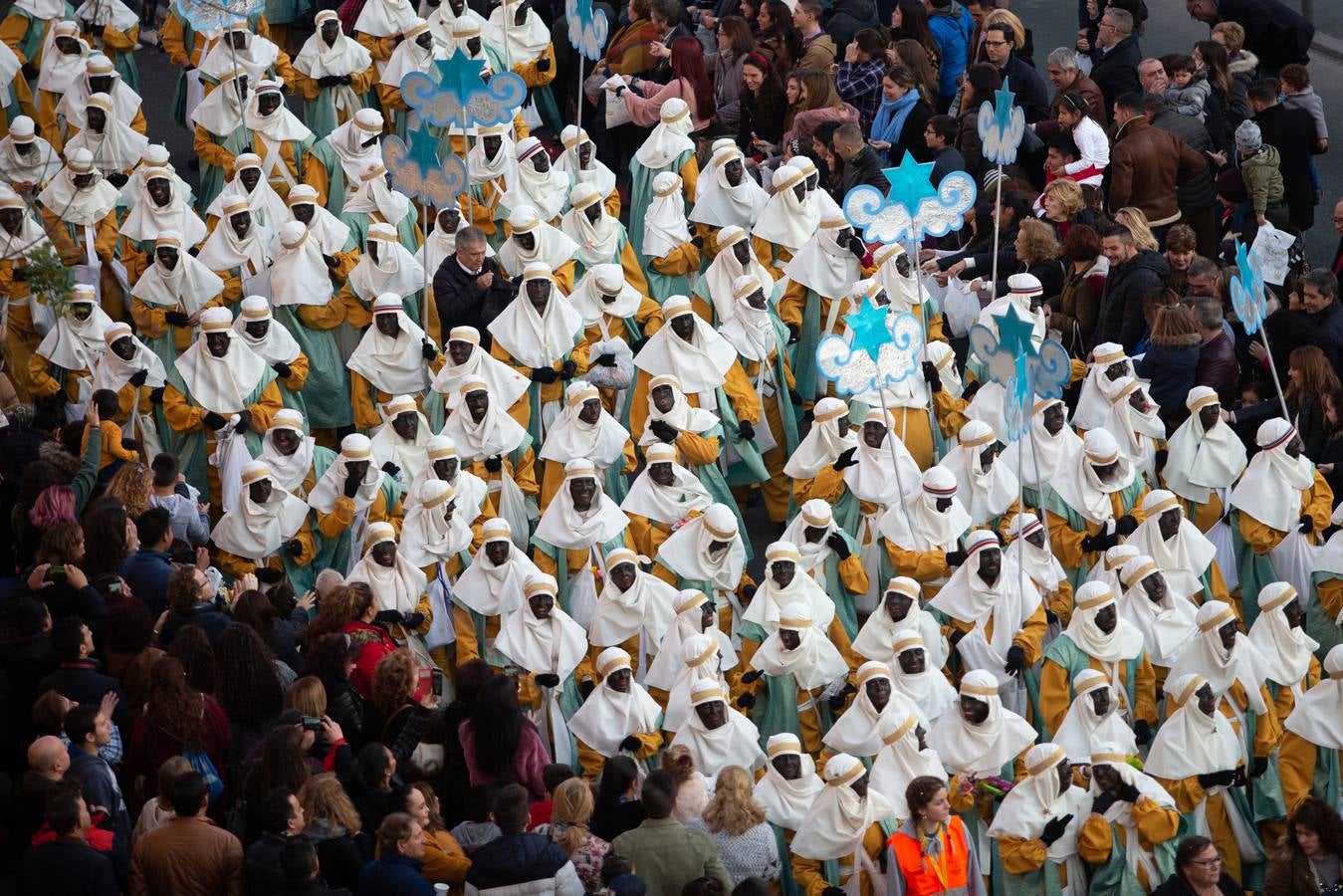 La Cabalgata de Reyes Magos de Sevilla a su paso por la Macarena, en imágenes