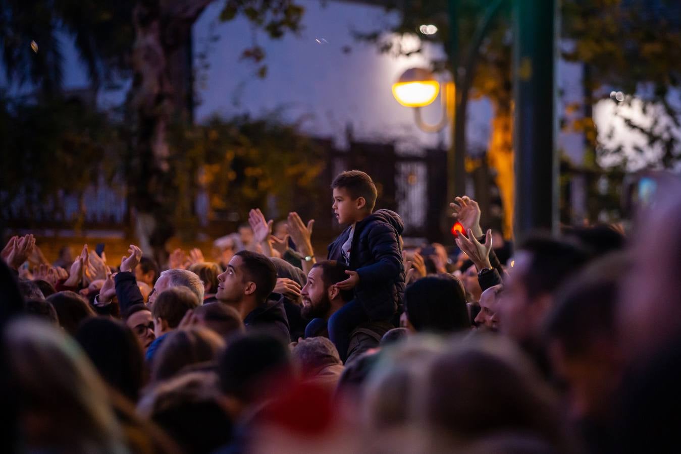 La Cabalgata de Reyes Magos de Sevilla a su paso por la Macarena, en imágenes