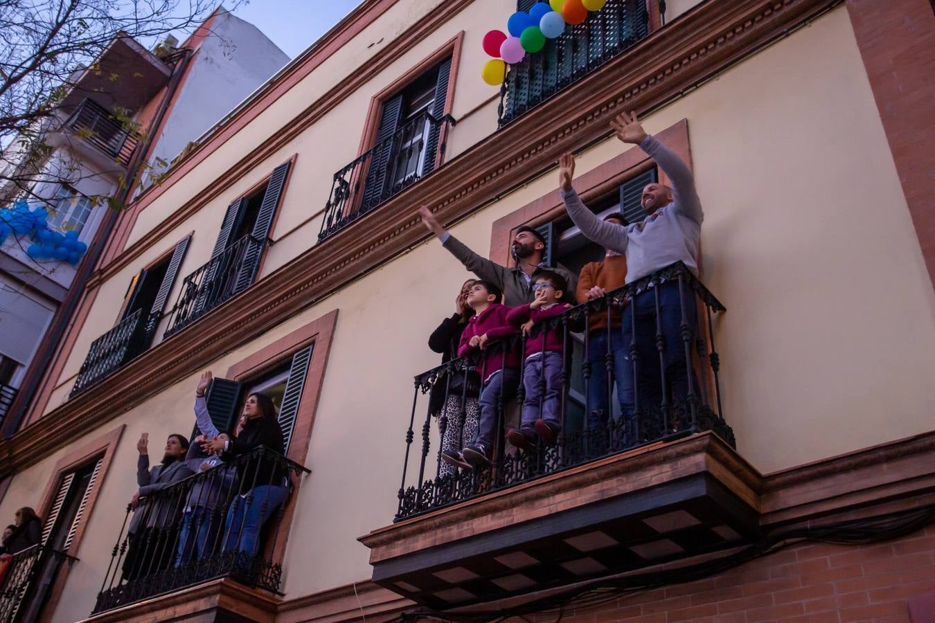 La Cabalgata de Reyes Magos de Sevilla a su paso por la Macarena, en imágenes