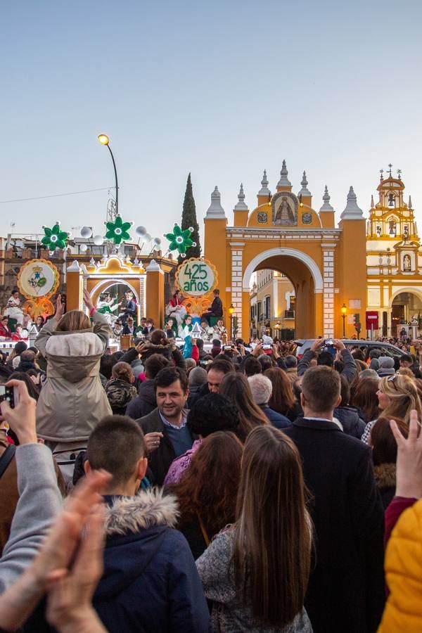 La Cabalgata de Reyes Magos de Sevilla a su paso por la Macarena, en imágenes