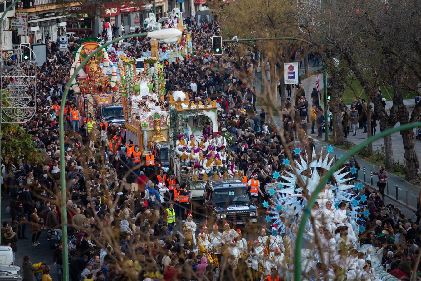 La Cabalgata de Reyes Magos de Sevilla a su paso por la Macarena, en imágenes