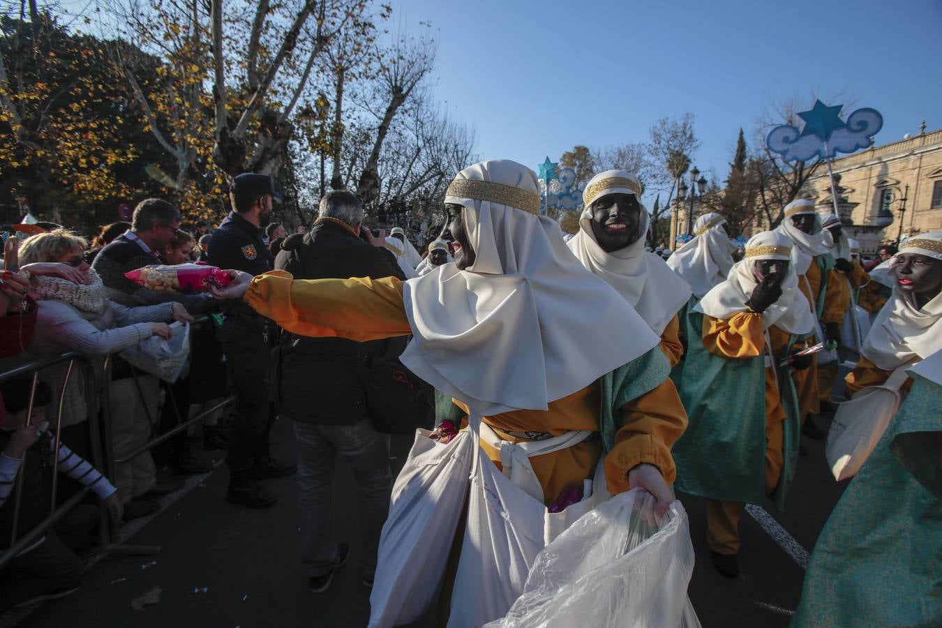 Salida de la Cabalgata de Reyes de Sevilla, en imágenes