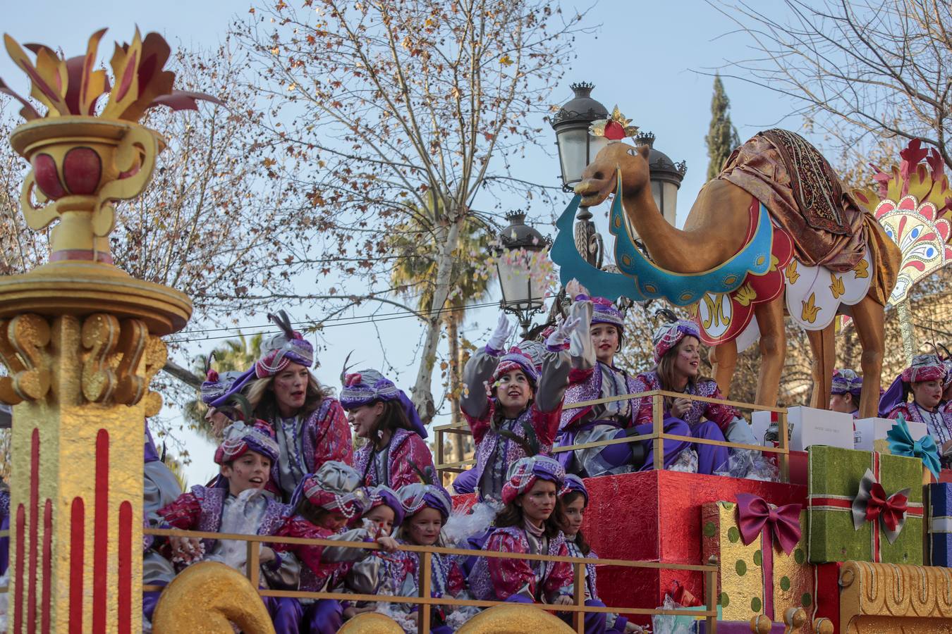 Salida de la Cabalgata de Reyes de Sevilla, en imágenes