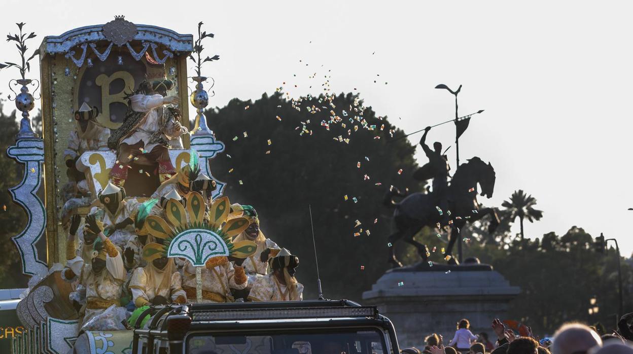 Salida de la Cabalgata de Reyes de Sevilla, en imágenes