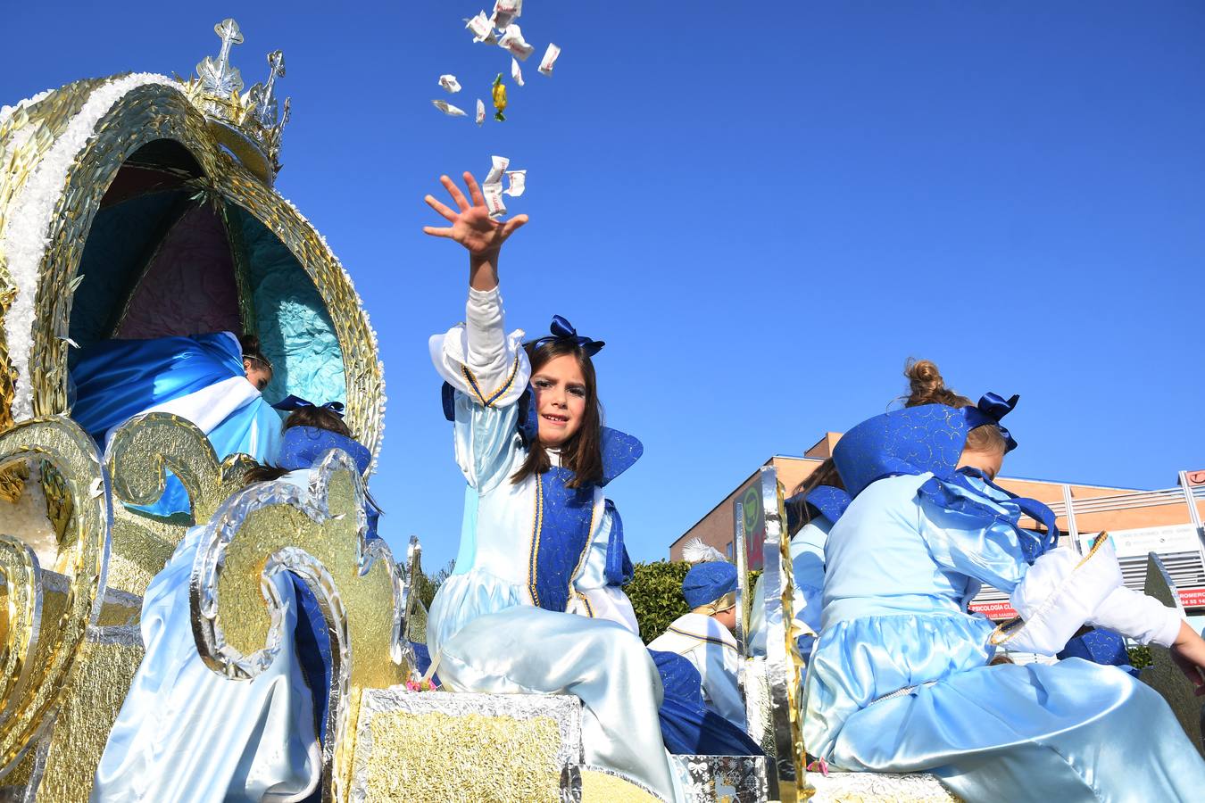 Cientos de personas acuden a la gran Cabalgata de Reyes Magos de Tomares