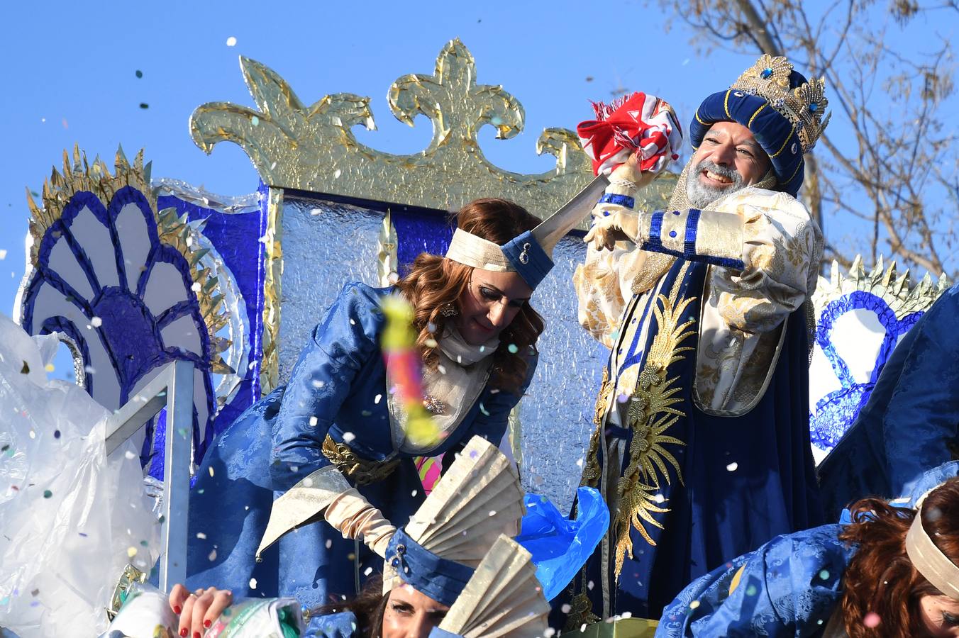 Cientos de personas acuden a la gran Cabalgata de Reyes Magos de Tomares